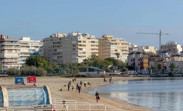 Ático reformado con vistas al mar, enorme terraza y piscina a 50 m de la playa en Torrevieja — 47