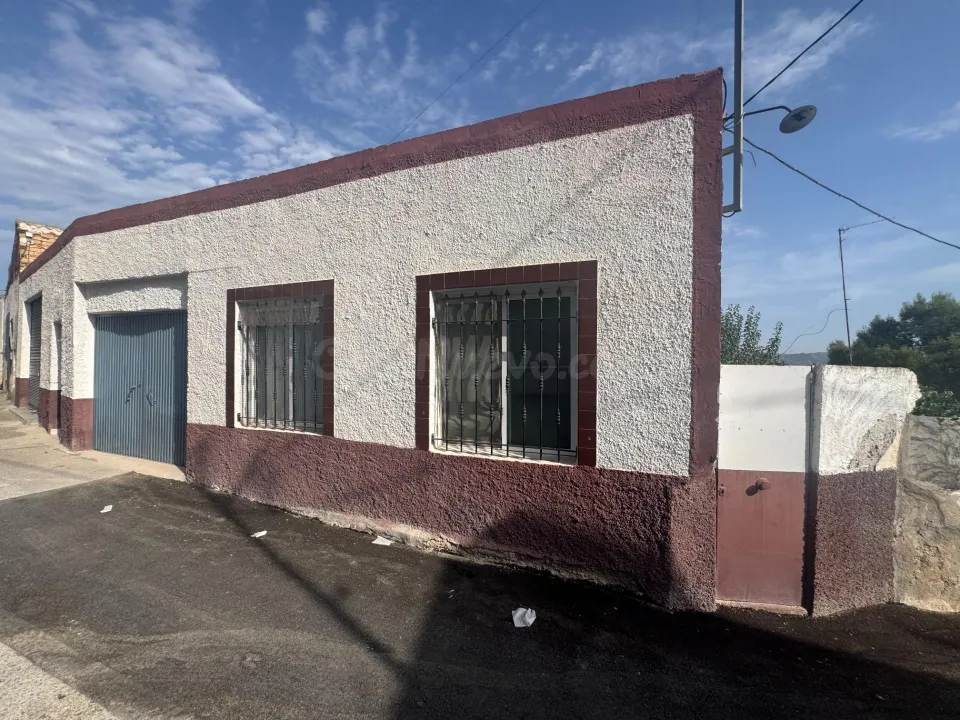 Se vende construcción en Monteagudo.