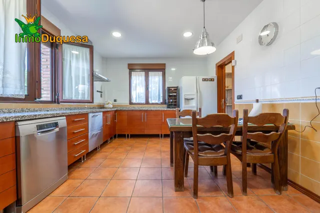 CHALET dividido en dos viviendas con piscina y zona ajardinadas. — 30