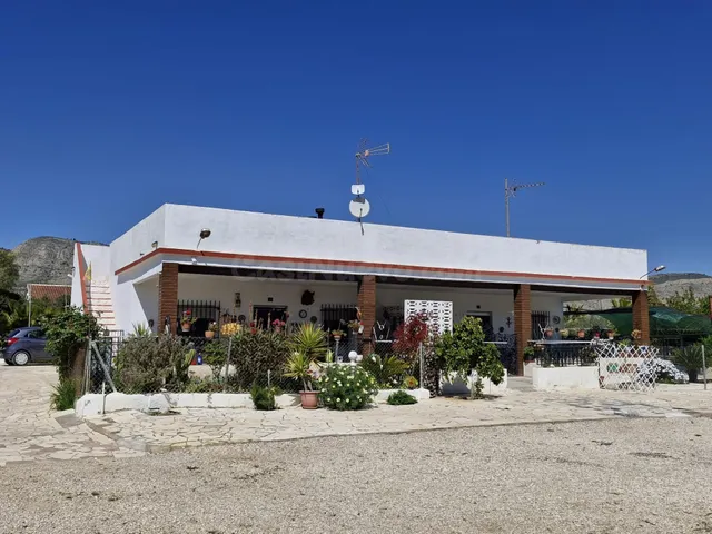 CASA CON TERRENO EN HONDON DE LAS NIEVES