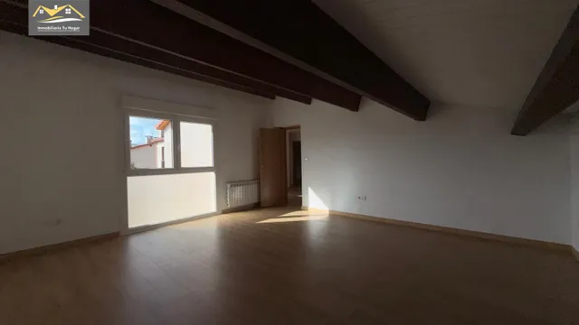 Chalé adosado, con terraza 30m , jardín 70m , garaje para 2 coches. 5 habitaciones. 3 baños. Cocina salón comedor de 35 m2. Magnificas vistas. Muy soleados — 40
