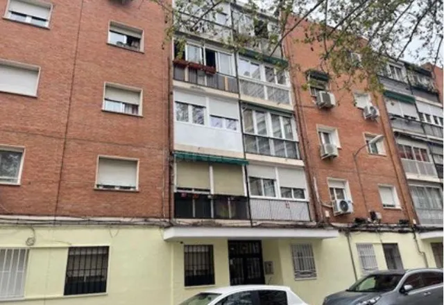SE VENDE local comercial OKUPA en C Padron 10 de Madrid