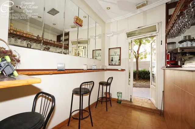 BAR CAFETERIA FRENTE A METRO Y RENFE PIRAMIDES — 22