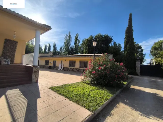 Exclusivo Chalet Seminuevo en RIACHUELOS con Amplias Instalaciones de Lujo — 8