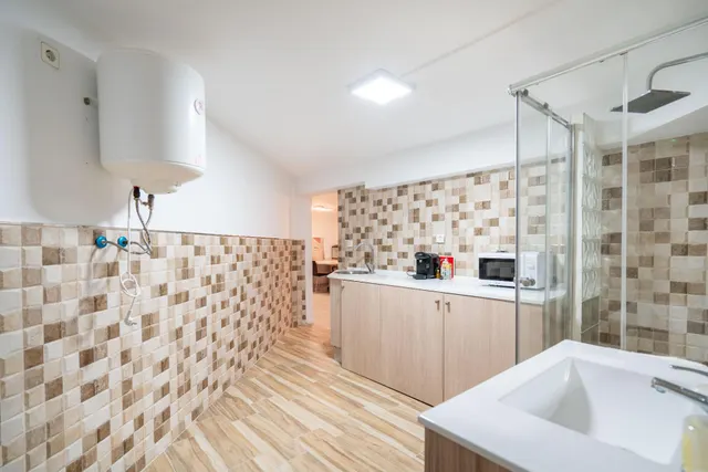 LOCAL COMERCIAL EN CALLE REYES CATOLICOS 12 — 22