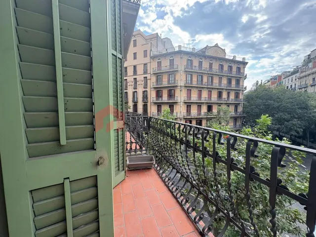 Vivienda esquinera y con encanto en el corazón del Eixample con el estilo clásico de la ciudad de Barcelona. — 2