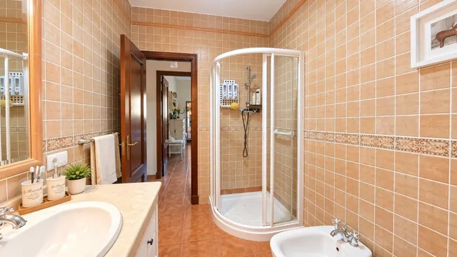 Chalet urbano reformado con piscina, placas solares y todas las comodidades — 34