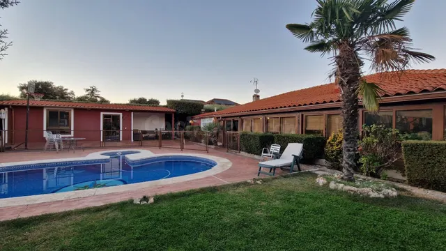 Chalet en venta con piscina - foto 3