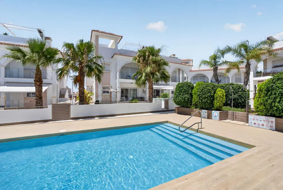 Moderno apartamento con jardín privado y acceso directo a piscina en Ciudad Quesada