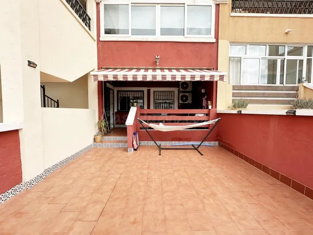 Bungalow en planta baja con amplia terraza y piscina comunitaria en Los Altos — 2