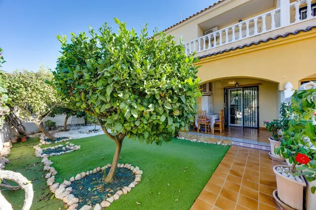 Bungalow en planta baja con amplio jardín privado y aparcami - foto 2