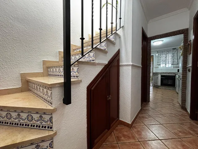 VIVIENDA CON PATIO, GARAJE Y COCINA EXTERIOR EN ZONA RESIDENCIAL — 18