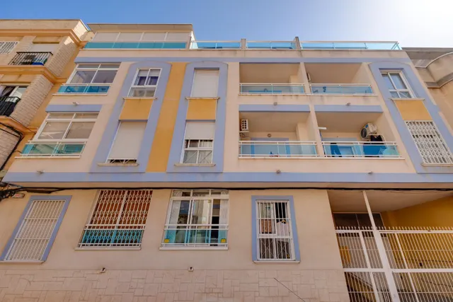 Apartamento de dos dormitorios con piscina comunitaria en el centro de Torrevieja — 40
