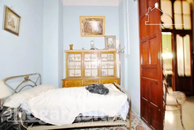 Amplia casa esquinera con terraza y trastero en el centro — 36