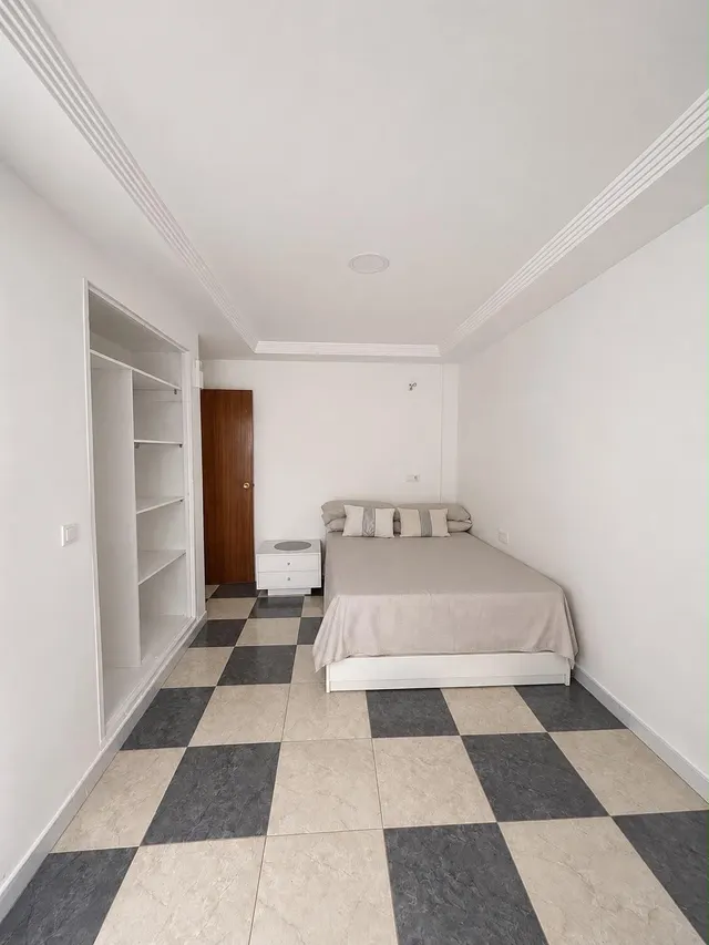 Piso de 3 dormitorios con patio y garaje en Elche — 15