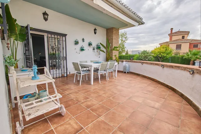 PRECIOSO chalet seminuevo con piscina en Pantano de Cubillas (Llanos de Silva) — 22