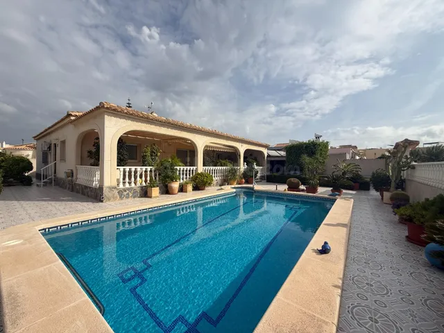 Impresionante Chalet Independiente en El Chaparral, Torrevieja — 4