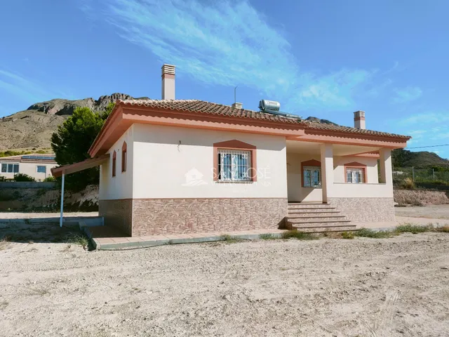 SE VENDE CHALET DE OBRA NUEVA AL LADO DEL PUEBLO DE MACISVENDA-ABANILLA — 34
