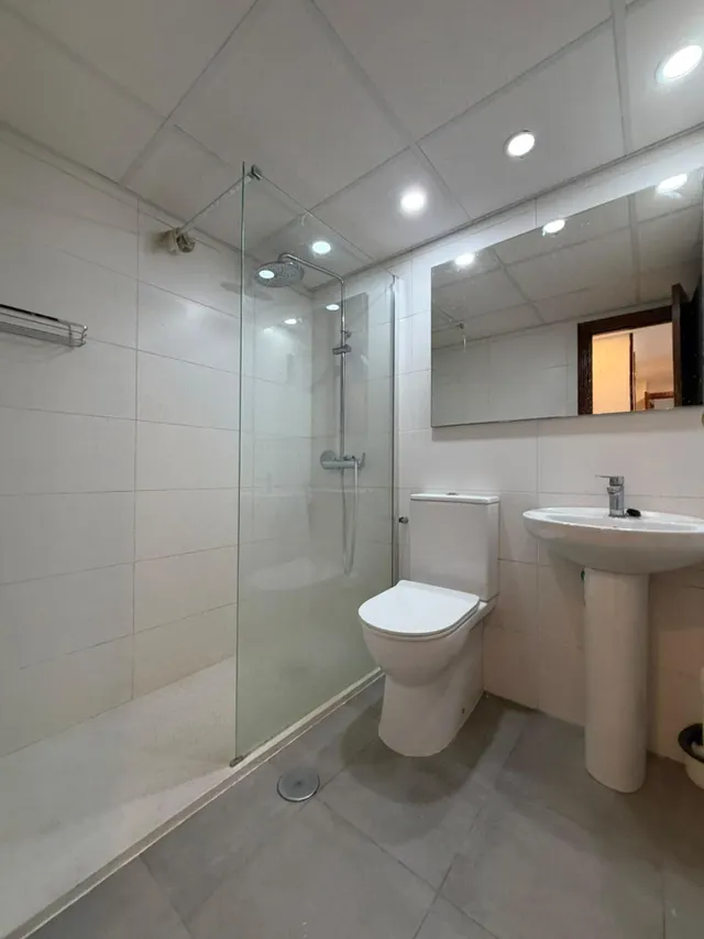 ALQUILER DE EXCELENTE Y AMPLIA VIVIENDA QUE HACE ESQUINA EN ZONA CENTRO DE ALICANTE — 20