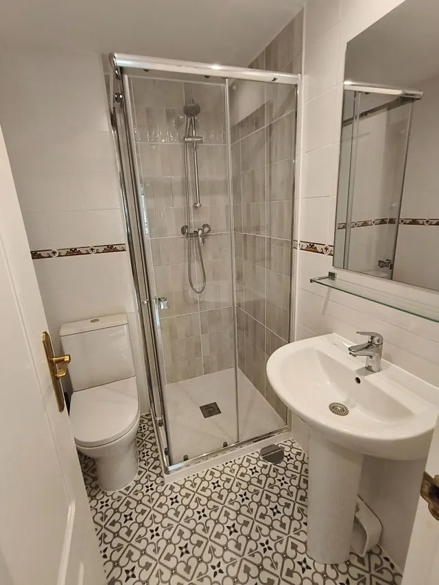 Piso reformado con gran terraza al sur, vistas verdes, garaje y piscina en Benalmádena Pueblo — 25
