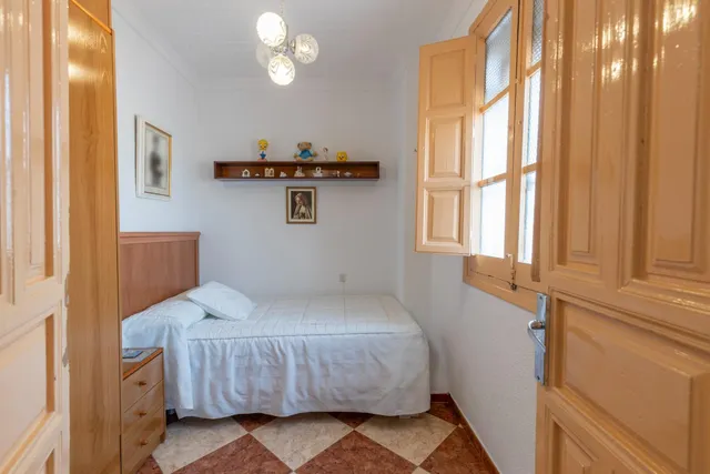 Oportunidad única en pleno corazón de Granada: luminosidad, ubicación y un enorme potencial de transformación — 24