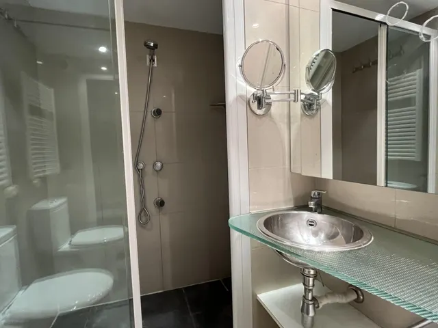 PISO MUY AMPLIO Y TRANQUILO EN SARRIA — 33