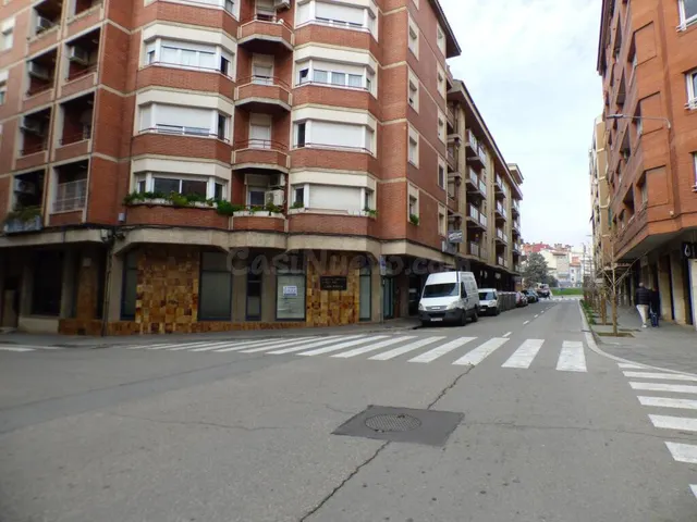 Local comercial esquinero en la zona de Poble Nou - foto 2