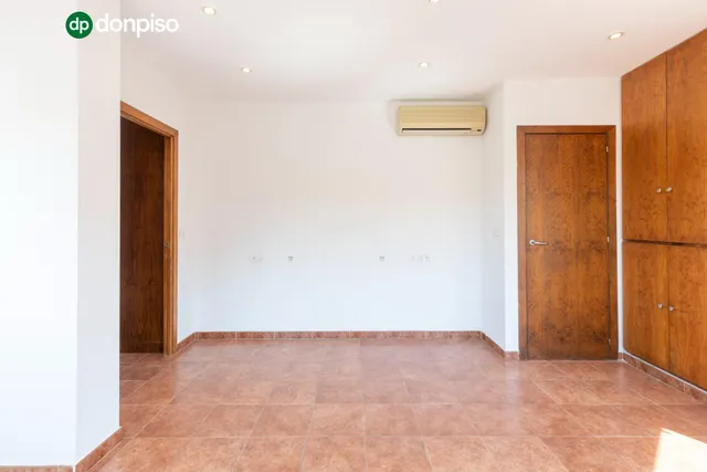 FANTÁSTICO TRÍPLEX EN CÁJAR: UNA VIVIENDA LLEVA DE AMPLITUD Y LUMINOSIDAD — 24