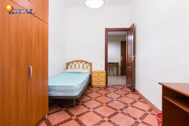 Por debajo de la Plaza Trinidad, a un paso de Facultad de Traductores, Derecho, Escuela de Arte y Oficios. Actualmente 6 estancias(incluido el salón). un cuarto de baño, un aseo, cocina. Techos Alto — 10