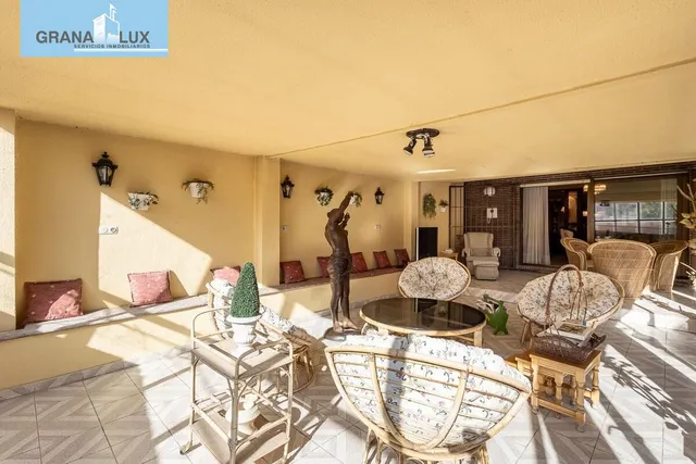 EXCLUSIVO PISO CON JARDÍN PRIVATIVO EN UNA DE LAS MEJORES URBANIZACIONES DE GRANADA — 2