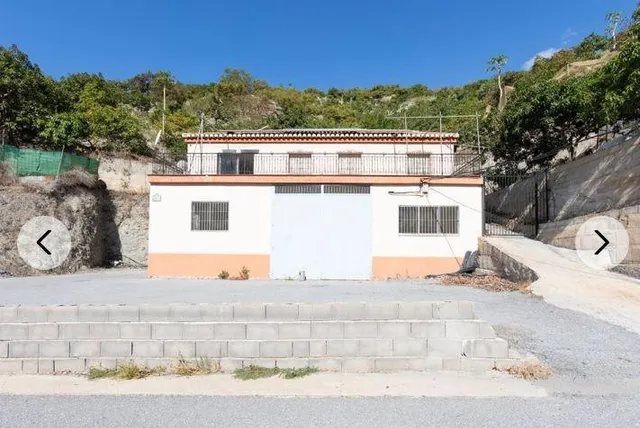 Casa con gran finca en la costa tropical