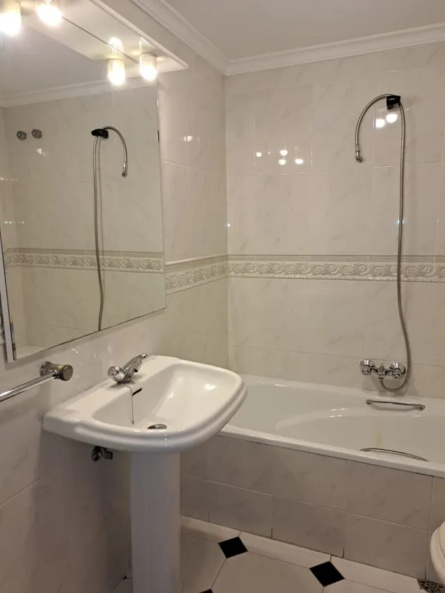 Amplio piso con 4 dormitorios y vistas al mar y Benidorm en zona Levante. — 35