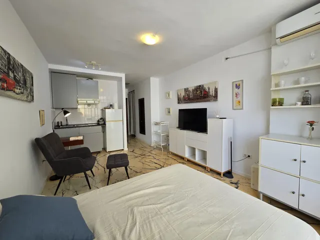 ESTUDIO CÉNTRICO CON TERRAZA – ALQUILER DE LARGA TEMPORADA — 8