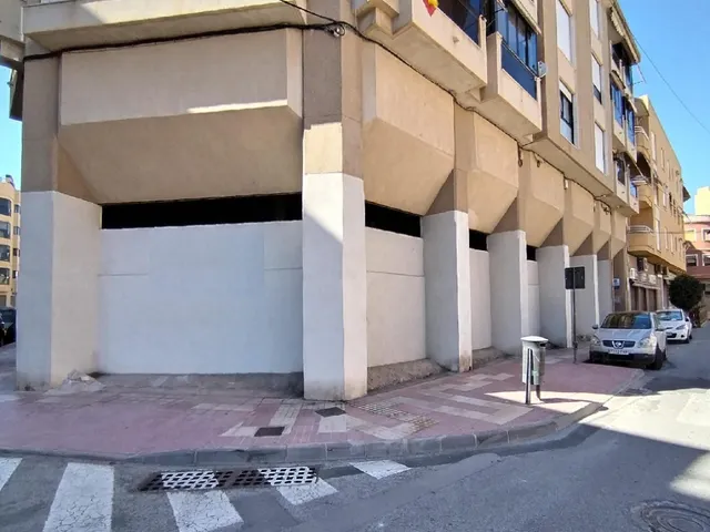 Local comercial en esquina frente al Ayuntamiento de El Campello — 3