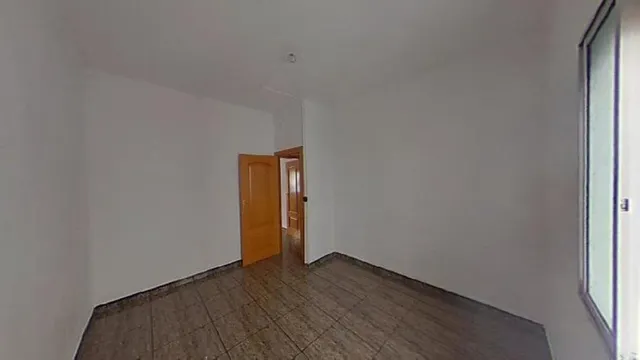 PISO EN VENTA OKUPADO EN C/ VENEZUELA — 7