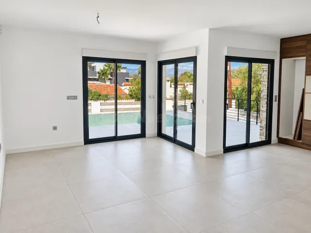 Chalet independiente de 4 dormitirios con piscina y garaje — 5