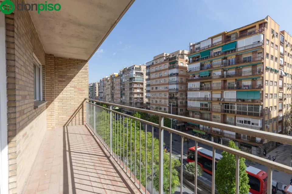 Piso con terraza y gran potencial junto a Camino de Ronda