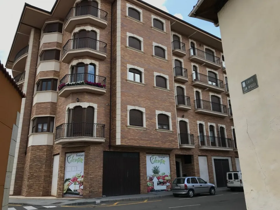 DÚPLEX DE 113 M2, NUEVO, 2 HAB., SALÓN, COCINA, 3 BAÑOS. CALIDADES LUJO