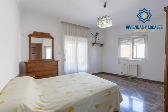 Casa en esquina en venta en Las Gabias — 38