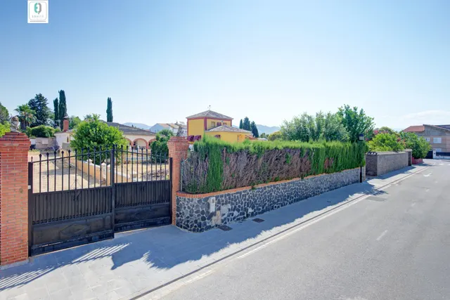 CHALET CON PISCINA EN CORTIJO PRETEL (ALBOLOTE) — 37