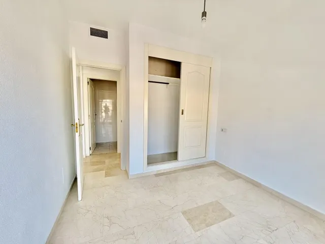 Ático dúplex de dos dormitorios con vistas al mar en Benalmádena, Costa del Sol — 15