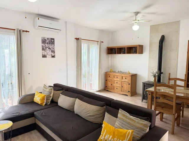 Amplia Casa en Fuente de Piedra con Piscinas Comunitarias y  - foto 3