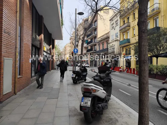 Plaza para furgoneta en la Calle Gavá en la Bordeta!! — 16