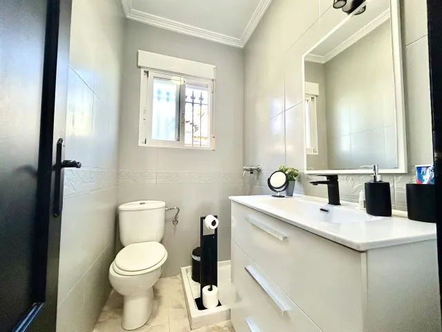 Villa de 4 dormitorios y 3 baños en villamartin (orihuela costa) — 22