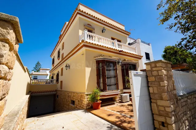 ¡¡MARAVILLOSO CHALET CON PISCINA A 120 METROS DE LA PLAYA!! - foto 3