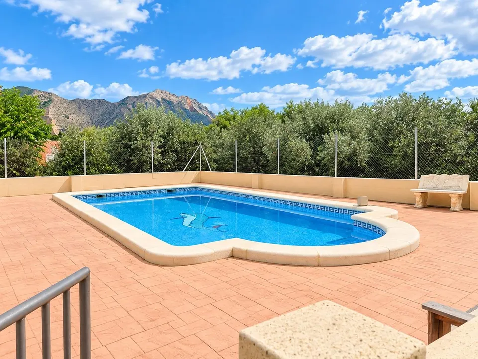 Villa con piscina y parcela de 14.000 m2 en Orihuela