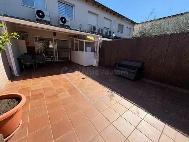 CASA ADOSSADA A ROC BLAC - PER ENTRAR A VIURE -