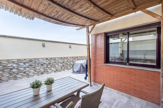 Amplia casa de 182 m2 con patio, gran sótano y a menos de 5 minutos del metro — 11