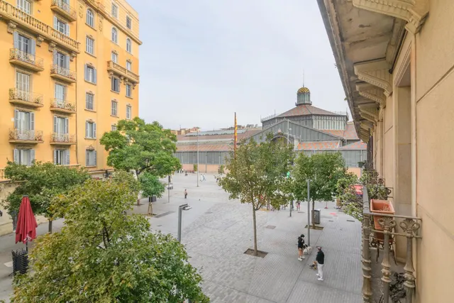 Espectacular vivienda esquinera con siete balcones frente al Mercat del Born — 48