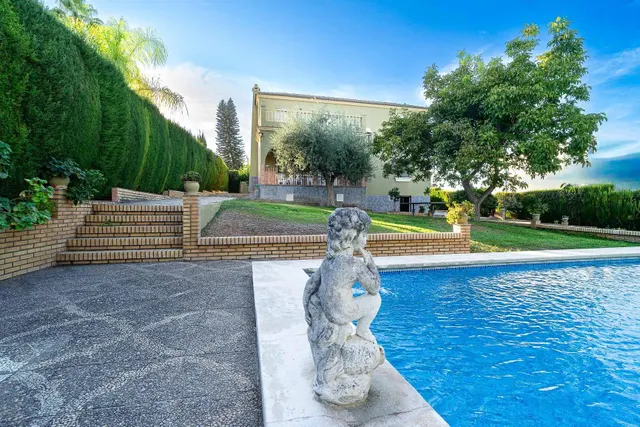 Chalet independiente con piscina privada, amplio jardín y 6 dormitorios en Bollullos de la Mitación — 31